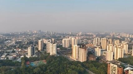 Imagens de drone mostram Manaus encoberta pela fumaça nesta sexta-feira (9)